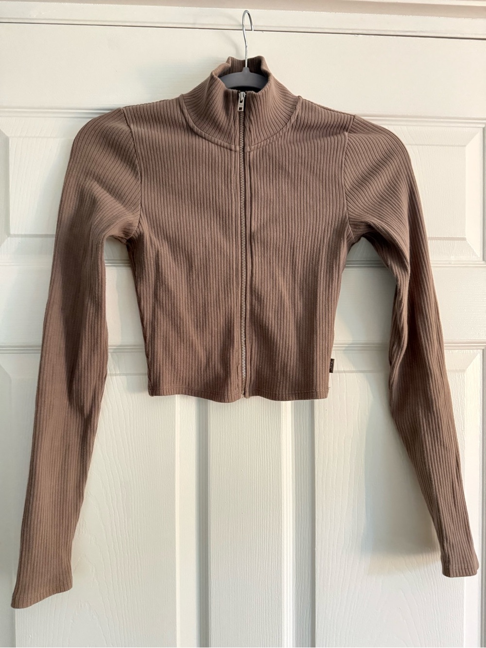 Aritzia TNA Copley Cropped Ribbed Zip-Front Top in Taupe